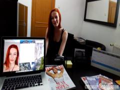 Une rousse prête à tout pour obtenir un job