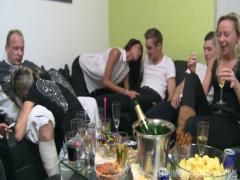 Apéro partouze avec quelques cochonnes
